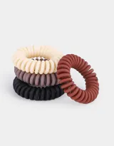 Set de cuatro gomitas de pelo tipo cable en colores beige, marrón claro, negro y marrón oscuro.