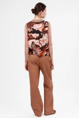Pantalón Landscape color camel, de corte ancho y tiro alto, con cintura elastizada ajustable con cordón. Presenta bolsillos laterales y bordado al tono en el frente.