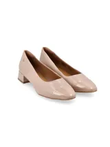 Zapato de cuero color beige con textura croco charolado y punta lisa al tono. Tiene un taco cuadrado de 3,5 cm, plantilla de cuero y suela de goma laqueada.