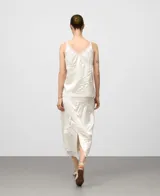 Top de mujer color crudo con escote pico y tirantes finos. Presenta una capa interior de tul y una capa exterior de tejido satinado con un efecto arrugado o drapeado texturizado.