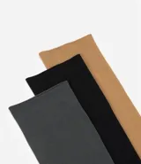 Kit de tres pares de medias de vestir lisas, confeccionadas en poliamida. Incluye un par color piel, un par negro y un par gris oscuro.