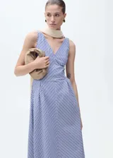 Vestido midi evasé con estampado de rayas azules y blancas, tirantes anchos y cuello de pico.