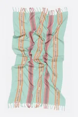 Toalla de playa de algodón, color rosa pálido, con diseño de rayas verticales en tonos beige, naranja y rosa. Presenta franjas verticales con el logo "BIMBA Y LOLA" repetido.