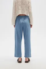 Pantalón de jean celeste, de corte recto y tiro medio, con bolsillos delanteros y traseros.