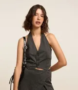 Chaleco gris con escote en V, confeccionado en jacquard, con botones delanteros y espalda abierta.