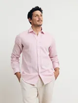Camisa celeste de manga larga con cuello button-down, confeccionada en tejido rústico de algodón y lino.