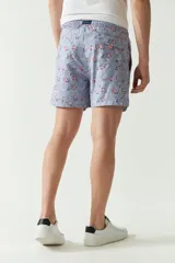 Short de baño celeste con estampado de hojas, cintura elástica con cordón ajustable, dos bolsillos laterales y uno trasero.