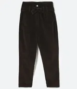 Pantalón clochard de terciopelo color marrón chocolate, con cintura alta, bolsillos laterales y cinturón de lazo.