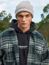 Canguro negro de manga larga con capucha, corte relajado y bolsillo tipo canguro. Estampado frontal con la inscripción "Originals Studio Brought to you by Jack&Jones Designed in Copenhagen".