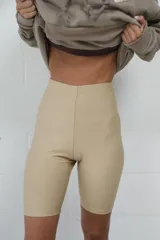 Biker color beige, de cintura alta y corte ajustado.