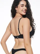 Conjunto de bikini negro con corpiño triangular y bombacha tipo tanga.