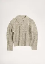 Sweater beige de punto calado con cuello polo y terminaciones acanaladas.
