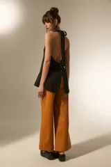 Pantalón ancho de tiro alto, confeccionado en eco-cuero negro.