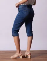 Pantalón capri de jean azul elastizado, marca One Five One. Pretina con pasadores, botón y cierre. Delantera con bolsillos. Trasera con bolsillos simulados.