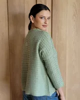 Buzo azul de tejido de punto con cuello redondo y mangas 3/4.
