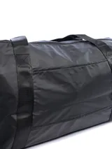 Bolso deportivo Umbro color gris oscuro con logo estampado en el frente y asas de mano y correa de hombro ajustables.