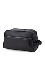 Neceser unisex marrón de símil cuero, con doble compartimento superior y bolsillo frontal con cierre. Asa lateral para fácil transporte.