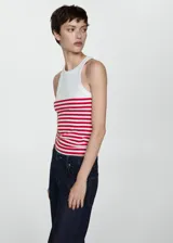 Musculosa ajustada de tejido de punto a rayas horizontales blancas y azul marino, con cuello redondo y sisas anchas.