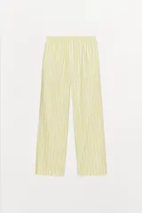 Pantalón tipo pijamero con tiro alto y cintura elástica, confeccionado en hilatura con algodón y lino. Presenta un estampado a rayas verticales en color amarillo y blanco, y detalle de botones decorativos en el delantero.