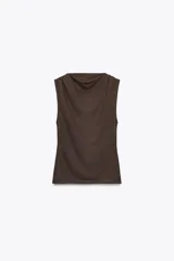 Top marrón de tejido de punto, sin mangas, con cuello fluido y detalle drapeado.
