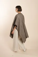 Ruana marrón con terminación de crochet hecho a mano, confeccionada en lana fina sin teñir. Diseño exclusivo de Don Baez, hecha 100% en Uruguay.