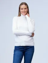 Polera de punto fino marca Nienty, color blanco, con cuello alto volcado y mangas largas con detalle de tajo en los puños.