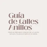 Anillo de plata 925 con diferentes diseños: uno con forma de triángulo con piedra veteada, otro con forma de trébol, otro con una circonita engarzada, otro ancho con una pequeña circonita incrustada y otro doble.