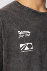 Remera gris de algodón con efecto gastado y estampas Jump High al frente y atrás.