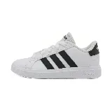 Championes Adidas Grand Court 2.0 K, blancos con tres tiras negras en el lateral. Inspirados en el estilo del tenis de los años 70.