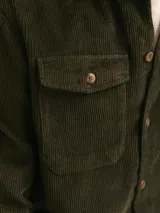 Sobrecamisa verde oscuro de pana con cuello clásico, cierre frontal con botones, dos bolsillos de parche en el pecho y corte recto.