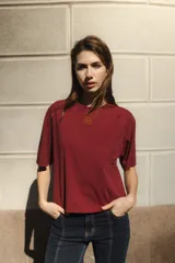 Remera negra de algodón con corte cuadrado, cuello redondo y logo bordado en color naranja.