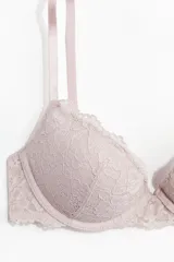 Soutien super push-up de encaje color lila con breteles ajustables y copas superacolchadas que realzan el busto y el escote. Con aros y cierre de corchetes en la espalda.