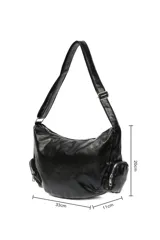 Bolso bandolera color marrón de cuero sintético con correa ajustable y bolsillo externo con cierre.