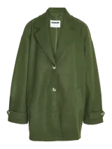 Saco verde militar de paño con cuello de solapa, cierre frontal con doble botón, bolsillos laterales y corte oversize.