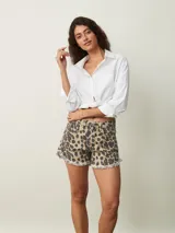 Short de jean negro con terminaciones desflecadas.