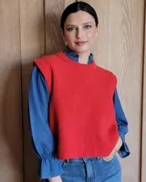 Chaleco de punto marrón con cuello redondo y sisas amplias.