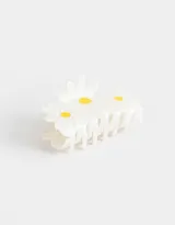Broche para el pelo tipo pinza, color blanco con diseño de margaritas con centro amarillo.