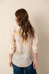 Camisa de dama estampada con lunares grandes color azul marino sobre fondo blanco.