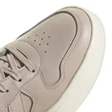 Championes Adidas Lite Court color beige con detalles dorados y suela blanca.