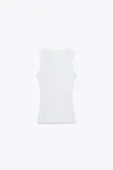 Musculosa negra de algodón con cuello redondo y corte ajustado.