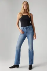 Pantalón de jean celeste de tiro alto, corte ajustado en la cadera y muslos, y acampanado desde la rodilla.