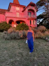 Conjunto de dos piezas color azul eléctrico, compuesto por un top strapless con drapeado asimétrico y un pantalón ancho de tiro alto.