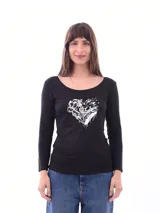 Remera negra de manga larga con cuello redondo y estampado frontal de un corazón con la palabra "Love" en blanco.