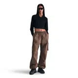 Pantalón cargo color chocolate, de corte holgado, con cintura ajustable con cordón, bolsillos laterales con solapa y ajuste con cordón en los tobillos.