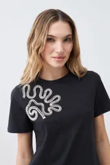 Remera negra de algodón con bordado blanco en el frente.