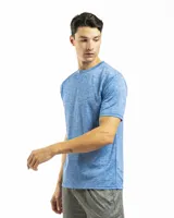 Remera deportiva azul jaspeado de poliéster, de corte clásico, manga corta y cuello redondo.