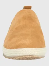 Alpargata de cuero color mostaza, con forro de algodón orgánico y suela de goma con porcentaje reciclado.