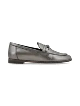 Mocasín plateado de cuero con punta fina y detalle de hebilla metálica.