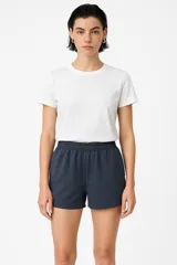Short deportivo azul con cintura elástica y bolsillos laterales.
