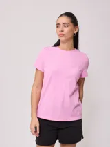 Remera rosa de algodón, corte clásico y mangas cortas.